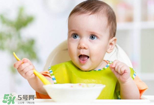 寶寶吃米粉拉綠便便怎么回事？寶寶吃米粉拉綠色要緊嗎？
