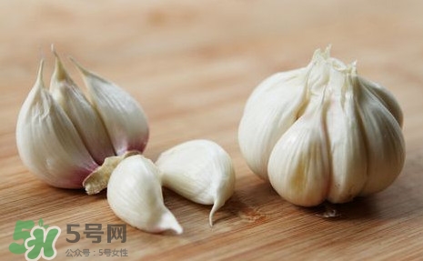蒜頭能生吃嗎？蒜頭生吃好還是熟吃好