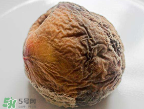 ?桃子發(fā)霉了還可以吃嗎？吃了發(fā)霉的桃子怎么辦？