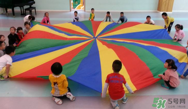 餃子在幼兒園玩的游戲叫什么？彩虹傘的捕魚游戲怎么玩？