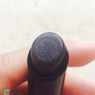 嬌蘭小黑裙007顯色嗎？嬌蘭小黑裙007適合唇色淺的嗎？