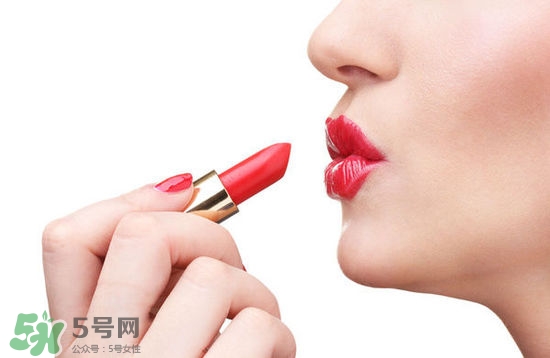 哺乳期能不能涂口紅呢？哺乳期涂口紅對寶寶有危害嗎？