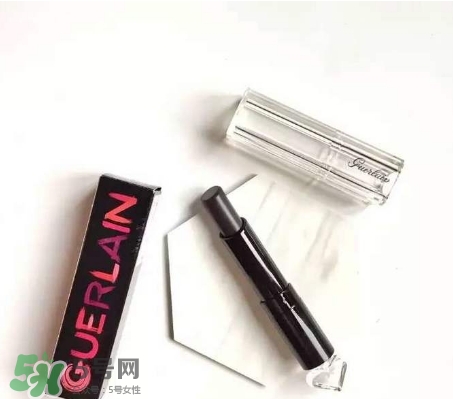 嬌蘭小黑裙007顯色嗎？嬌蘭小黑裙007適合唇色淺的嗎？