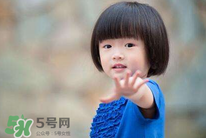 什么原因?qū)е潞⒆有愿駜?nèi)向？孩子性格內(nèi)向該怎么辦？