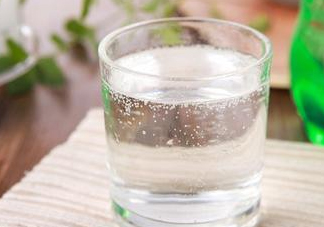雪碧是碳酸飲料嗎？雪碧是酸性還是堿性？