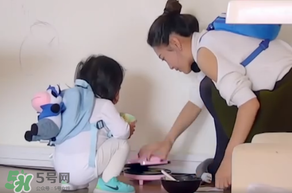 餃子的奶牛背包是什么牌子？寶寶背包應(yīng)該怎么挑選？