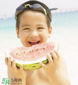 夏天寶寶能不能吃冰西瓜呢？冰西瓜寶寶能吃嗎？