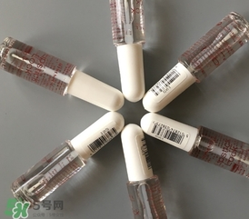 rimmel口紅雨衣英版日版哪個(gè)好？rimmel口紅雨衣英版日版區(qū)別