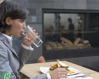 30天不喝飲料，妹子的對(duì)比照令人震驚 喝白開水的好處