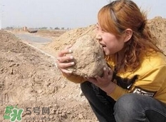 女子30年吃1噸土 異食癖是缺什么？