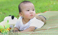 夏天寶寶睡覺穿什么好？夏天寶寶睡覺能光著睡嗎？