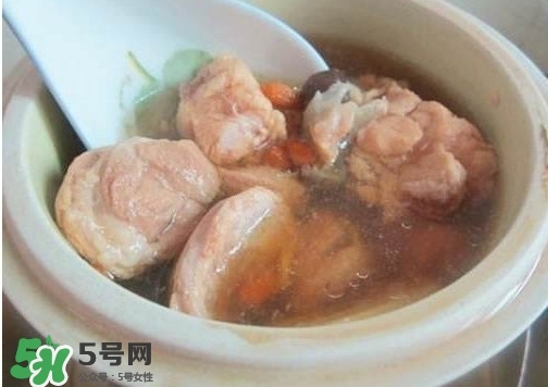 鱷魚肉燉湯要去皮嗎？鱷魚肉煲湯新鮮的好還是干的好