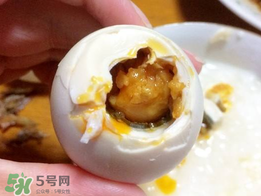 咸鴨蛋煮多久能熟？咸鴨蛋是煮還是蒸?