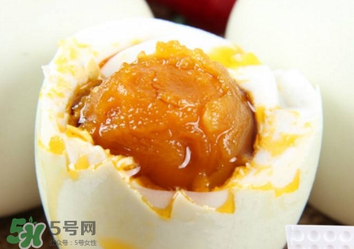 咸鴨蛋為什么會出油？咸鴨蛋為什么有油