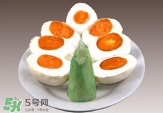 咸鴨蛋放久了還能吃嗎？咸鴨蛋放臭了還能吃嗎？