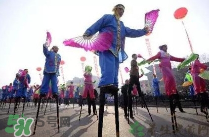 游百病是什么意思？為什么要在端午節(jié)游百?。?></p><p>男女老幼往野外游玩， 穿新衣， 在中午一時(shí)左右， 路上山上或樹(shù)下擠滿(mǎn)人群，手抱花草， 非?？鞓?lè)。晚上回家將花草和水煮開(kāi)洗澡，老年人稱(chēng)為“游百病”及“洗百病”，不出去游百病及洗百病的人，一年到頭就不會(huì)獲得吉利。</p><h3>哪些地方舉行游百病</h3><p>“游百病”流行甚廣，在四川、陜西、貴州等地都有較大的影響力，是通過(guò)四處游走散步祈求身體健康的一種傳統(tǒng)民俗活動(dòng)。2013年，四川閬中“游百病”成功申請(qǐng)“中國(guó)體育非物質(zhì)文化遺產(chǎn)”，讓全國(guó)人民對(duì)“游百病”有了初步的了解，但事實(shí)上 ，“游百病”在各地區(qū)是不盡相同的。</p><p>四川閬中市的游百病活動(dòng)是在每年的正月十六舉行。這一天，家家戶(hù)戶(hù)都會(huì)走到戶(hù)外，或游走，或登高，以祈禱來(lái)年百病消。</p><p style=
