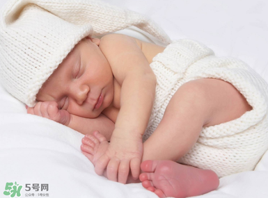 寶寶坐不穩(wěn)的原因 寶寶為什么會(huì)坐不穩(wěn)呢？