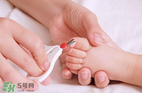 寶寶指甲多久剪一次？寶寶指甲多大可以剪？