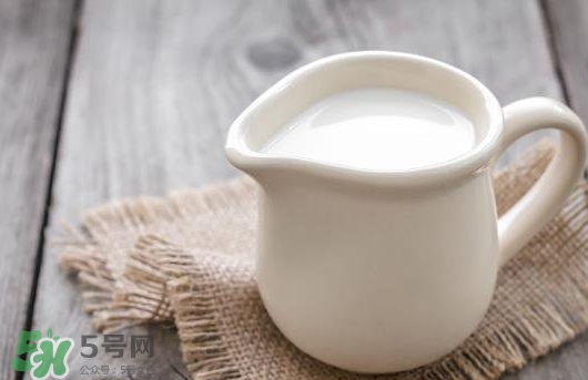 胃脹氣可以喝牛奶嗎？胃脹氣喝牛奶會(huì)怎樣？