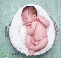 嬰兒吃藥后多久可以吃奶？嬰兒吃藥后多久可以喝奶粉？