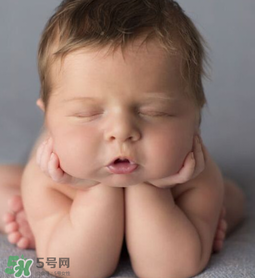 嬰兒吃藥后多久可以吃奶？嬰兒吃藥后多久可以喝奶粉？