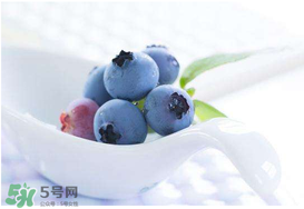 藍(lán)莓和牛奶可以一起吃嗎？吃完藍(lán)莓可以喝牛奶嗎？