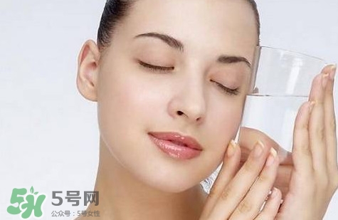 馬鈴薯能去痘印嗎？馬鈴薯可以祛痘?。?></p><p>馬鈴薯具有抗衰老的功效。它含有豐富的維生素B1、B2、B6和泛酸等B族維生素及大量的優(yōu)質(zhì)纖維素，還含有微量元素、氨基酸、蛋白質(zhì)、脂肪和優(yōu)質(zhì)淀粉等營養(yǎng)元素。</p><p>馬鈴薯含有豐富的膳食纖維，有資料表示，其含量與蘋果一樣多。因此胃腸對馬鈴薯的吸收較慢，食用馬鈴薯后，停留在腸道中的時間比米飯長的多，所以更具有飽腹感，同時還能幫助帶走一些油脂和垃圾，具有一定的通便排毒作用。</p><p>馬鈴薯是碳水化合物，但是其含量僅是同等重量大米的1/4左右。研究表明，馬鈴薯中的淀粉是一種抗性淀粉，具有縮小脂肪細胞的作用。同時，馬鈴薯幾乎不含脂肪，100g馬鈴薯脂肪含量僅為0.2g。</p><p>馬鈴薯是非常好的高鉀低鈉食品，很適合水腫型肥胖者食用，加上其鉀含量豐富，幾乎是蔬菜中最高的，所以還具有瘦腿的功效。</p> </div>
<div align=