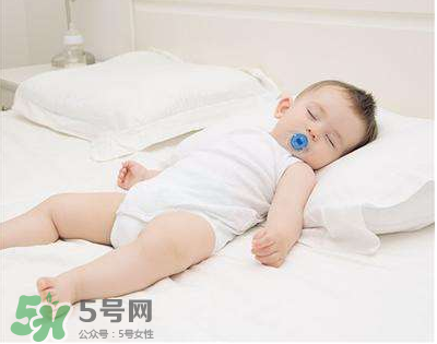 夏天寶寶需要穿襪子睡覺嗎？寶寶夏天睡覺要穿襪子嗎？