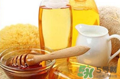 吃螃蟹可以喝蜂蜜水嗎？吃螃蟹能喝橙汁嗎？