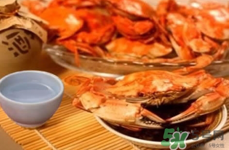 吃花蓋蟹可以喝啤酒嗎？吃花蓋蟹能喝啤酒嗎