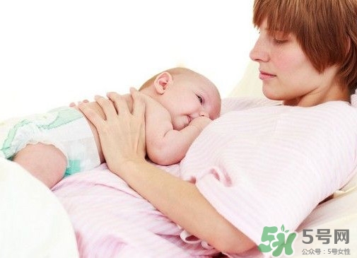 母乳喂養(yǎng)要喂水嗎？純母乳喂養(yǎng)要不要喂水？