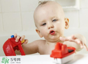嬰兒浴盆是帶浴網(wǎng)還還是帶浴板好？嬰兒浴盆什么款式好？