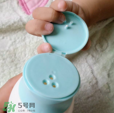 爽身粉可以擦臉上嗎？臉上可不可以涂爽身粉？