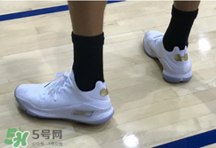 under armour curry 4 low低幫版白金配色上腳怎么樣？