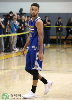under armour curry 4 low低幫版白金配色上腳怎么樣？