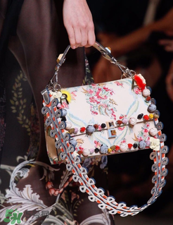 fendi kan i多少錢？芬迪kan i包包國內(nèi)專柜價(jià)格