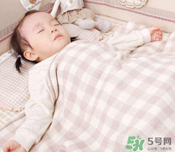 夏天寶寶發(fā)燒能開空調(diào)嗎？寶寶發(fā)燒能不能吹空調(diào)？
