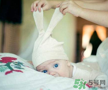 寶寶發(fā)燒是用熱毛巾還是冷毛巾敷？寶寶發(fā)燒用什么毛巾敷？