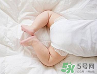 寶寶發(fā)燒是用熱毛巾還是冷毛巾敷？寶寶發(fā)燒用什么毛巾敷？