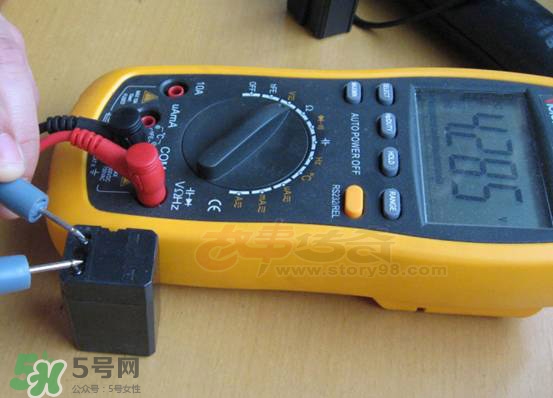 電蚊拍充不進(jìn)電怎么回事？電蚊拍充不了電怎么辦？
