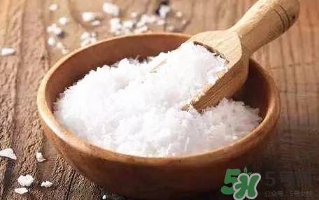 食鹽發(fā)藍(lán)怎么回事？食鹽中一般會(huì)添加什么食品添加劑