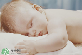 寶寶需要枕頭嗎？寶寶多大可以用枕頭？