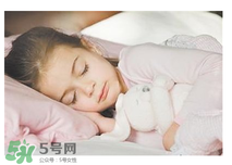 寶寶需要枕頭嗎？寶寶多大可以用枕頭？