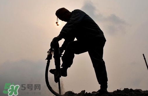 矽肺病和塵肺病哪個(gè)比較嚴(yán)重？矽肺病與塵肺病的區(qū)別