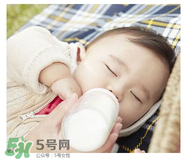 母乳寶寶要比喂奶粉的寶寶體質(zhì)好嗎 母乳比奶粉營養(yǎng)嗎？