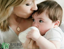 母乳寶寶要比喂奶粉的寶寶體質(zhì)好嗎 母乳比奶粉營養(yǎng)嗎？