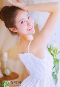 化完妝臉上出油是什么原因？化完妝臉上出油怎么辦？