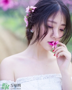 化完妝臉上出油是什么原因？化完妝臉上出油怎么辦？