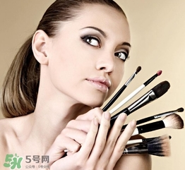 化妝后臉癢是怎么回事？化妝后臉癢怎么辦？