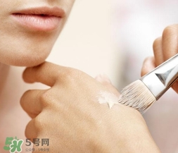 化妝后臉癢是怎么回事？化妝后臉癢怎么辦？